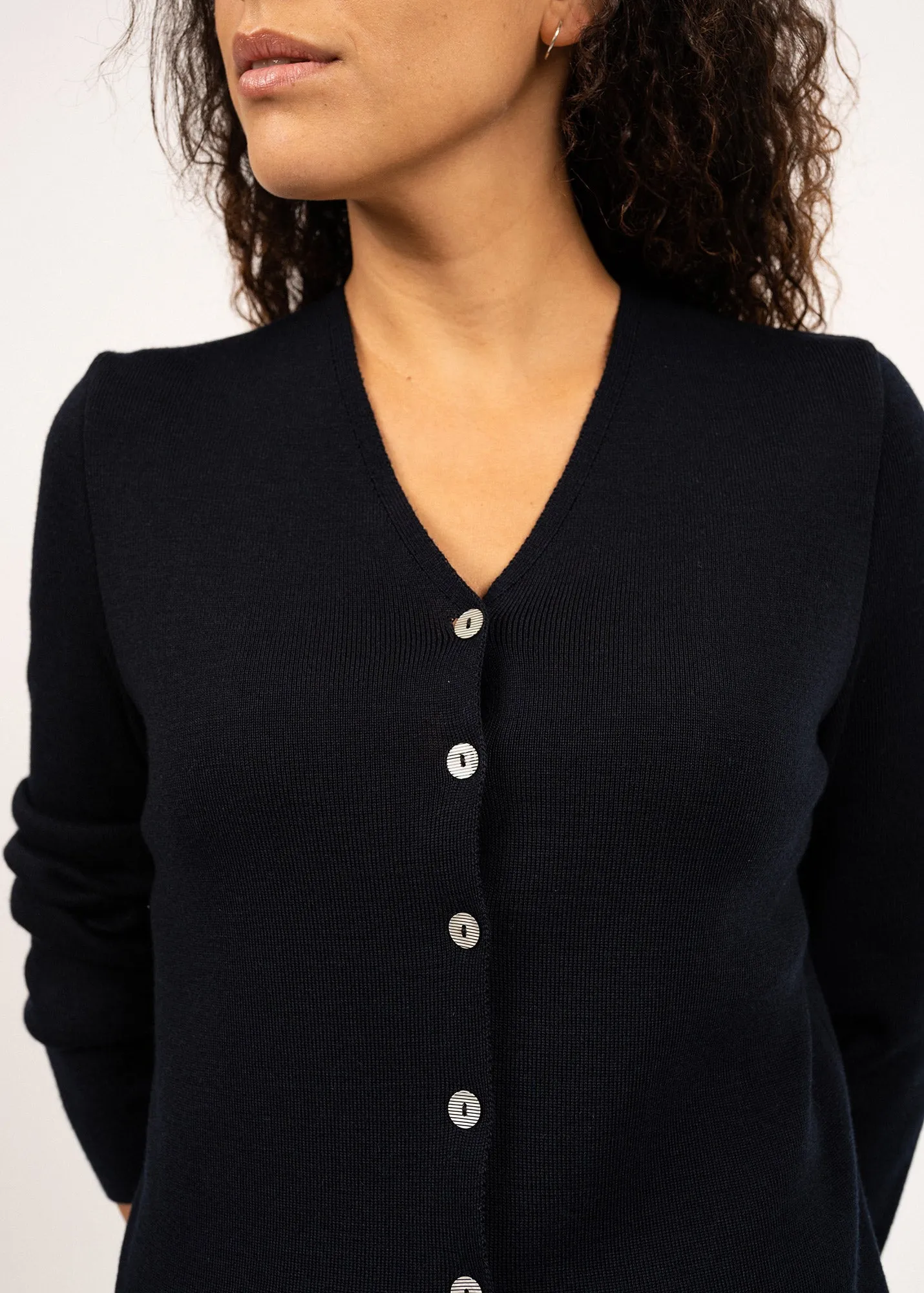 Brevands V neck cardigan - in soft wool (NAVY)